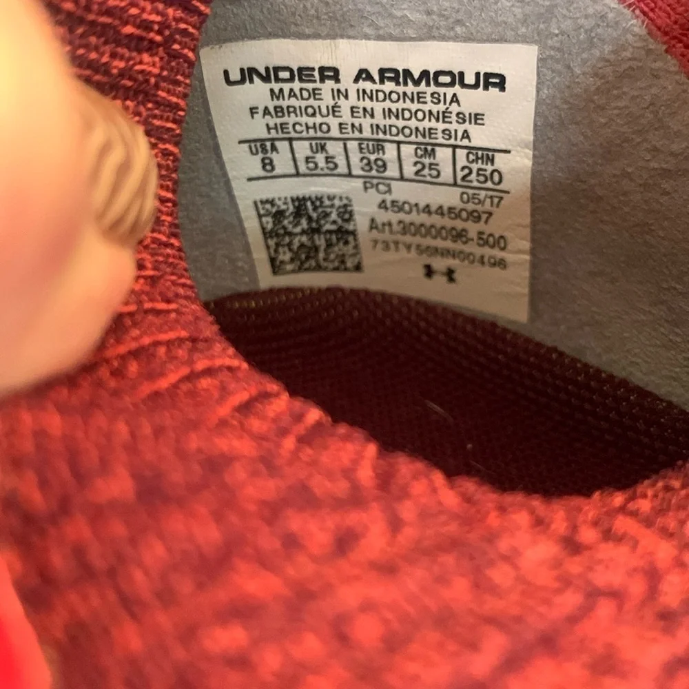 Under Armour sneakers Women's 8, fuchsia EUC, lightweight, Roomy footbed,